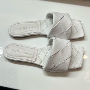 Bottega Veneta white lido sandals size 9